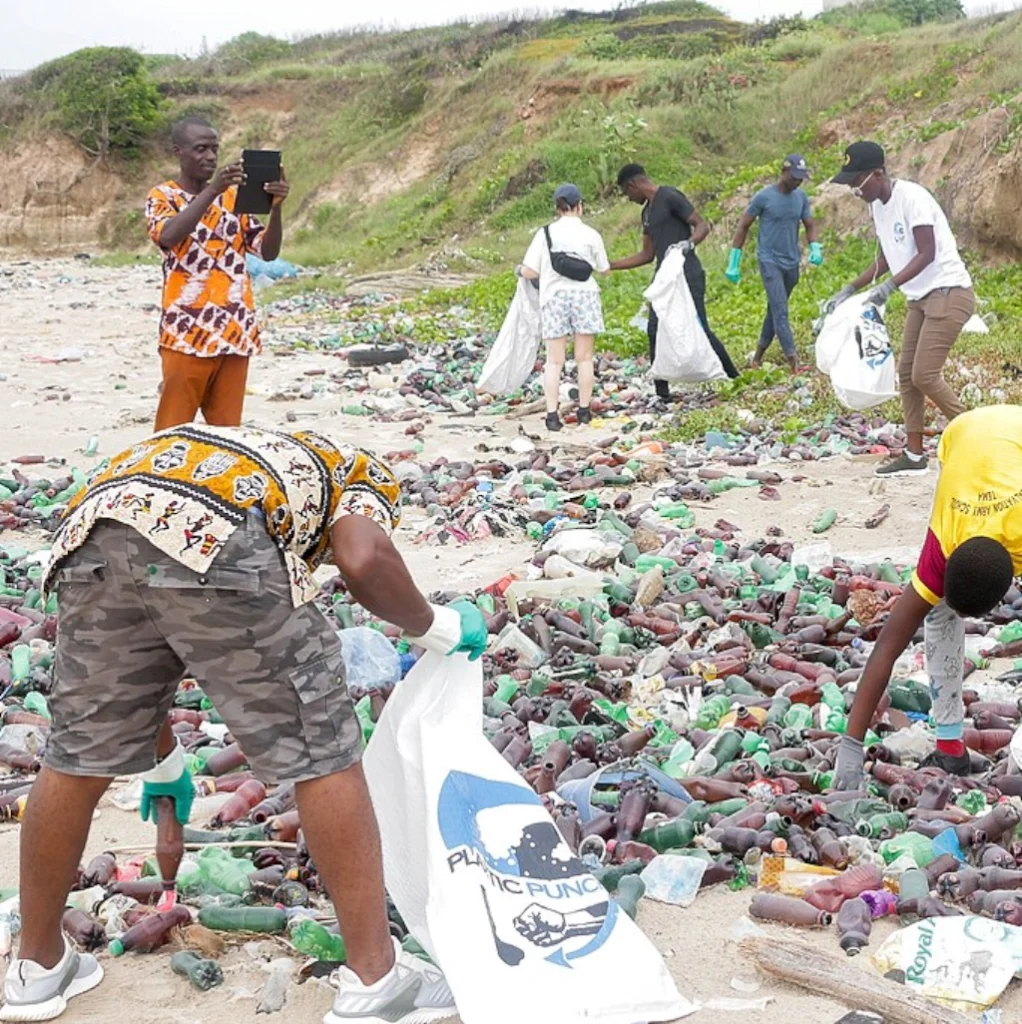 Des bénévoles ramassant les déchets plastiques dans l’océan